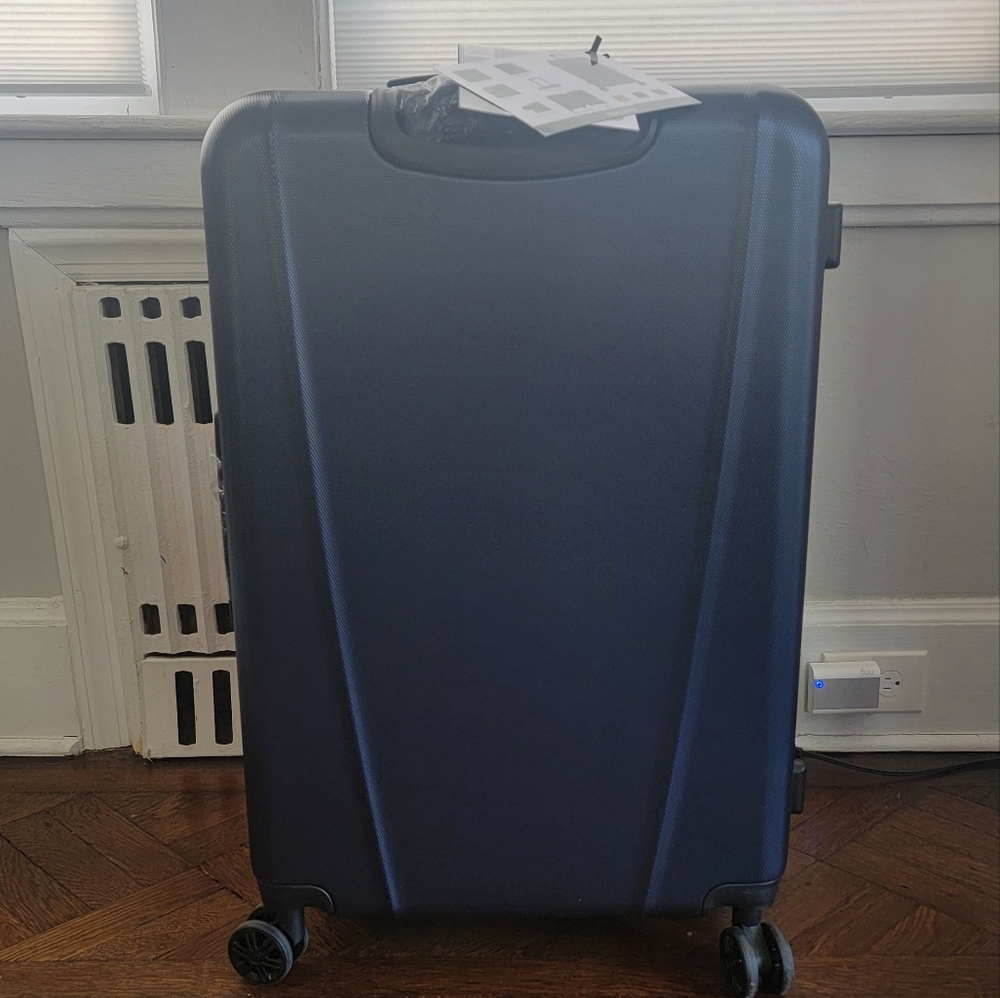 Brand NEW 28" inUSA hardshell luggage. Expandable,  TSA locks, 4 double wheels. - Picture 8 of 13